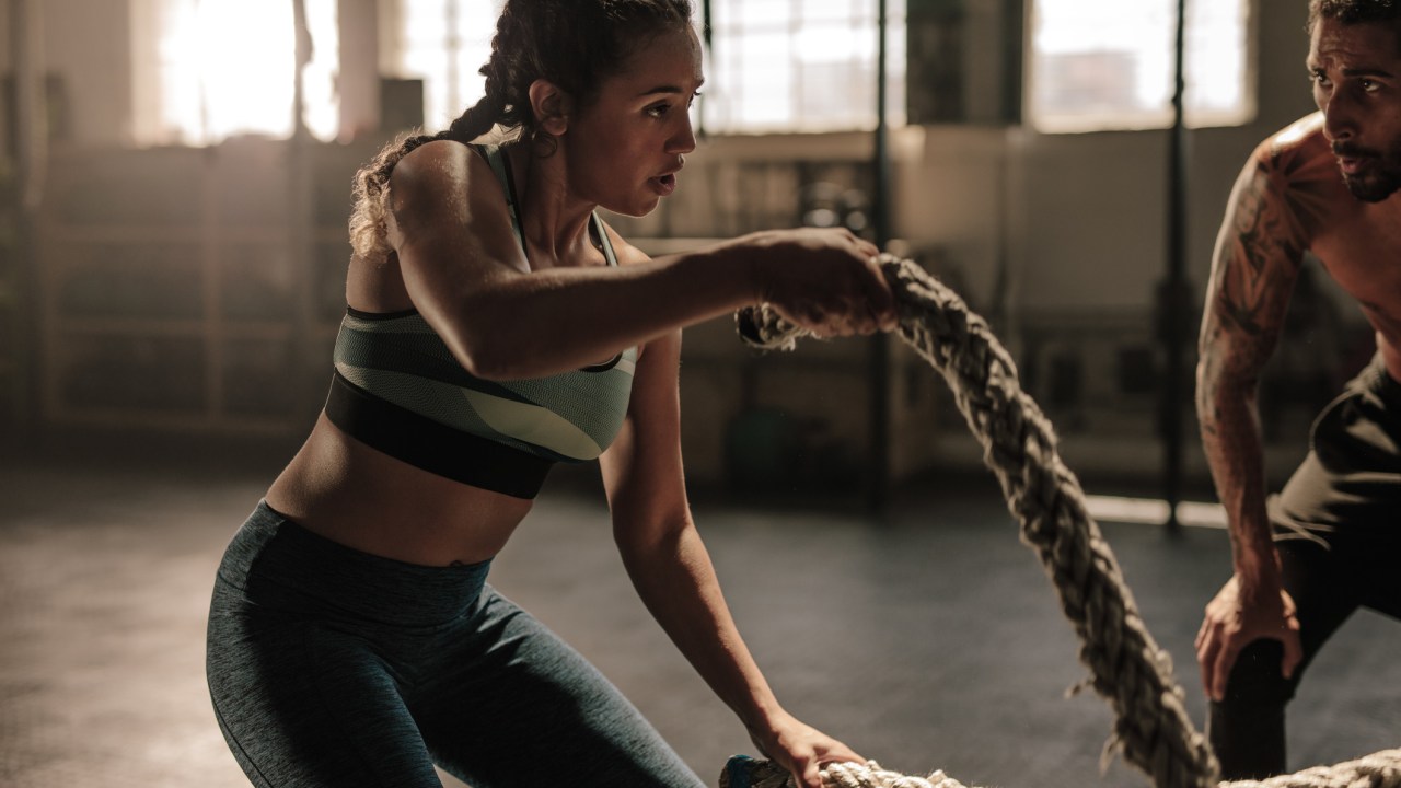 Mulher praticando crossfit