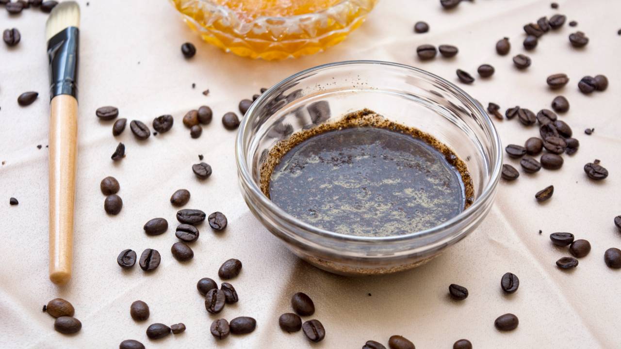 Receita de esfoliante natural cm café e mel para ter uma pele mais macia