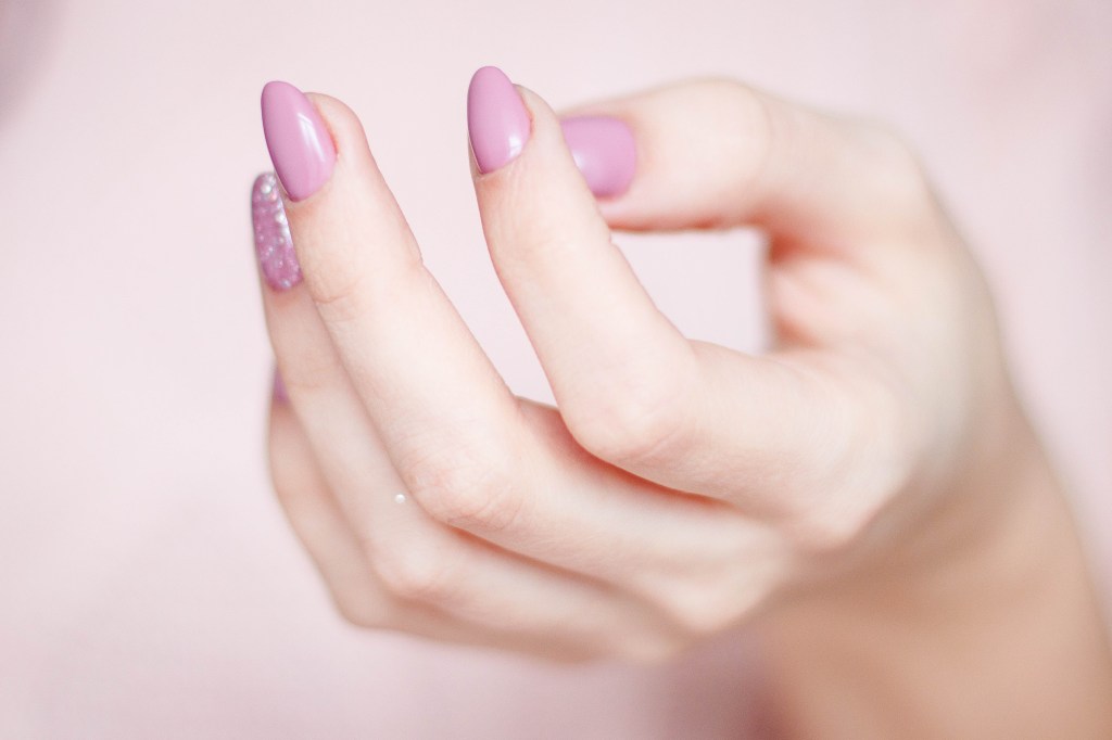 9 sinais nas unhas sobre sua saúde e como fazer um detox nelas