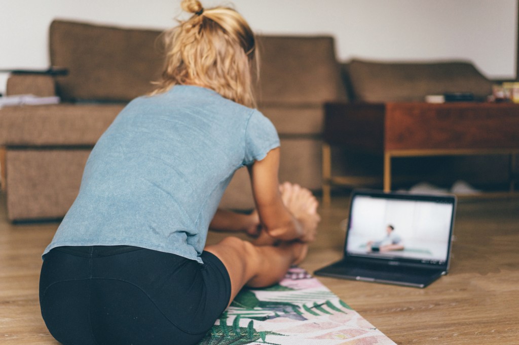 6 melhores exercícios para a postura, de acordo com o Pilates