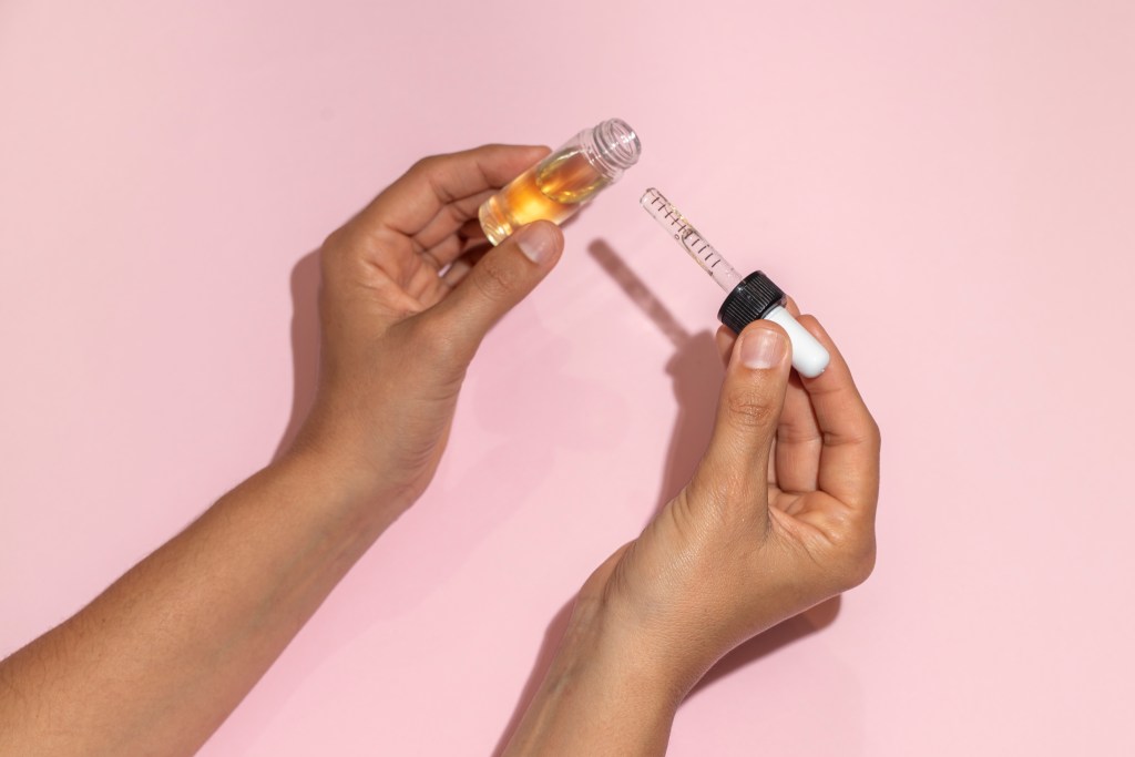 6 óleos essenciais para aliviar questões ginecológicas