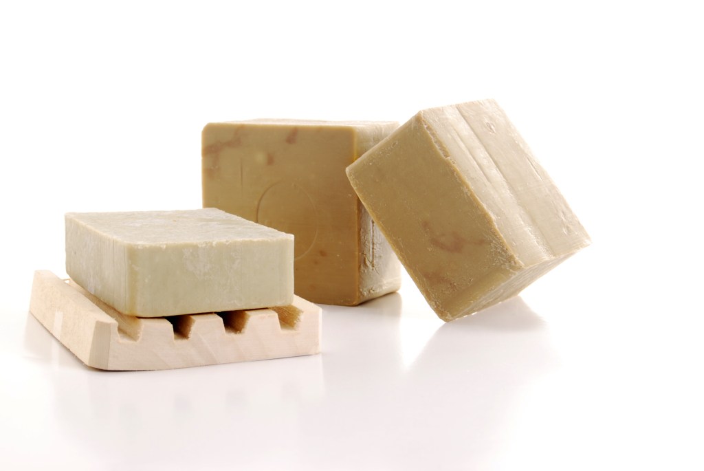 Soap Barras de shampoo nas cores bege e marrom em fundo branco
