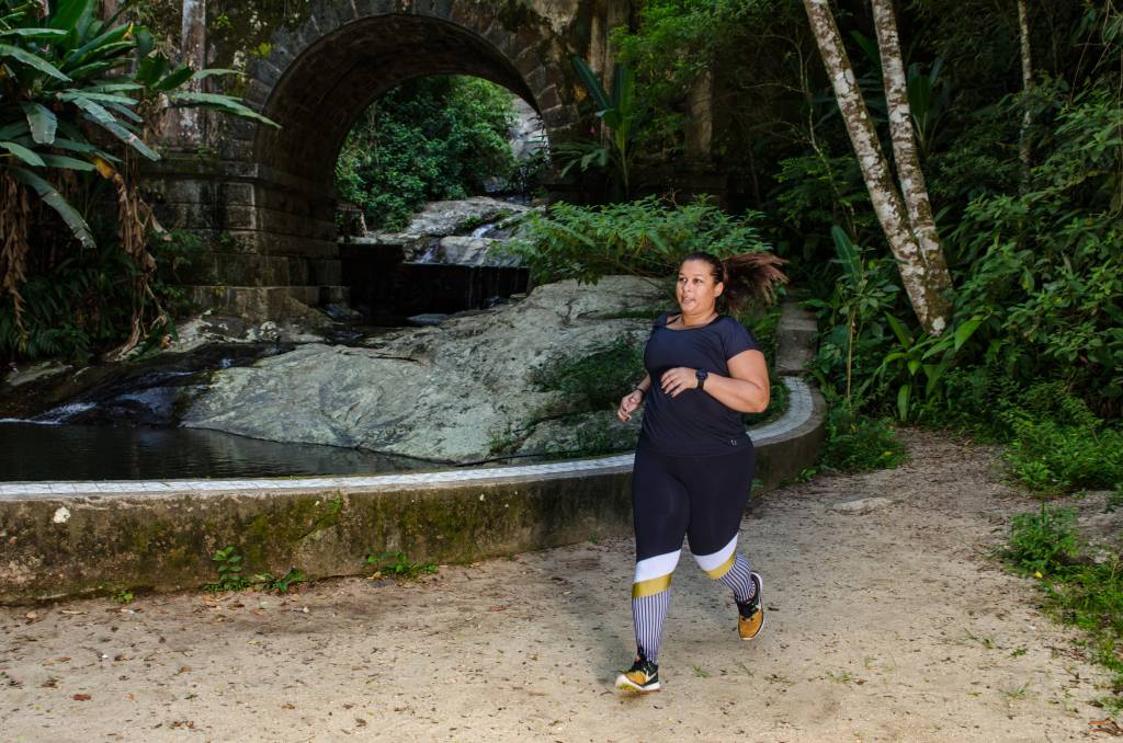 Fernanda Azevedo correndo ao ar livre