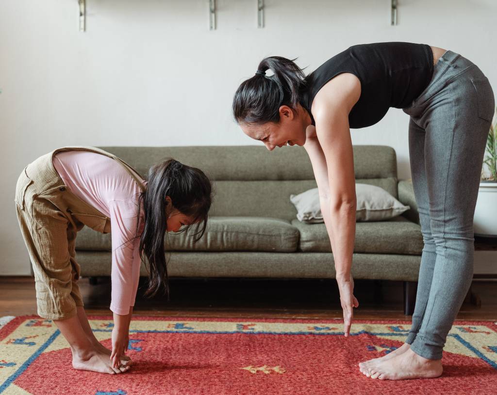 Mae e filha fazendo alongamento em casa