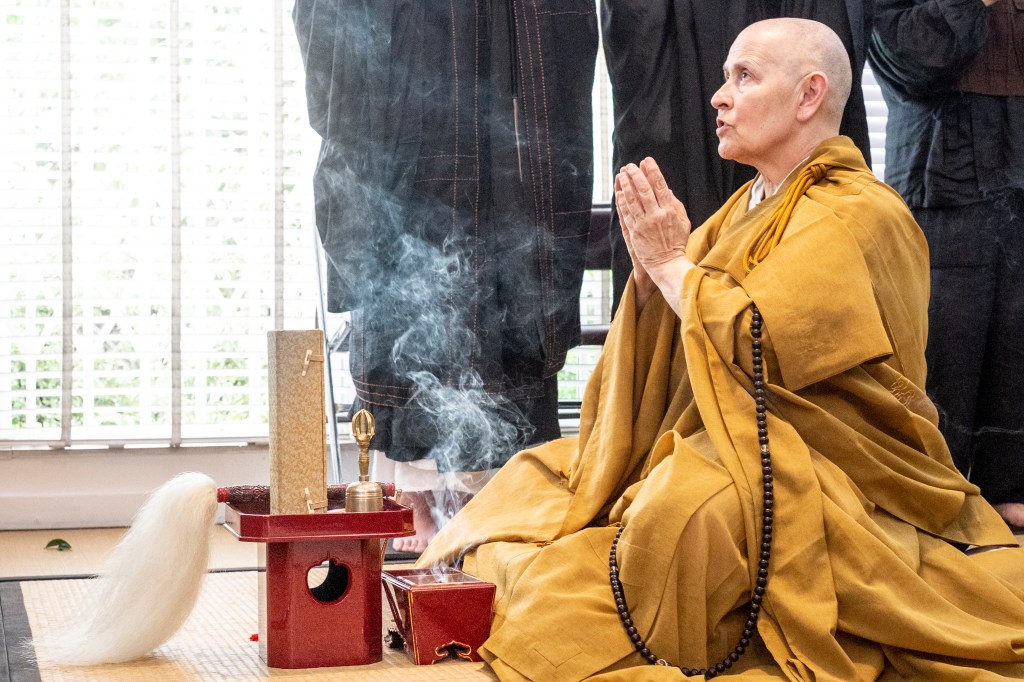 Monja Coen Monja Coen, fundadora da Comunidade Zen Budista Zendo Brasil: “Não seja violenta com seu corpo, veja o que seu corpo pode fazer, mas também não seja limitada pelo seu limite”