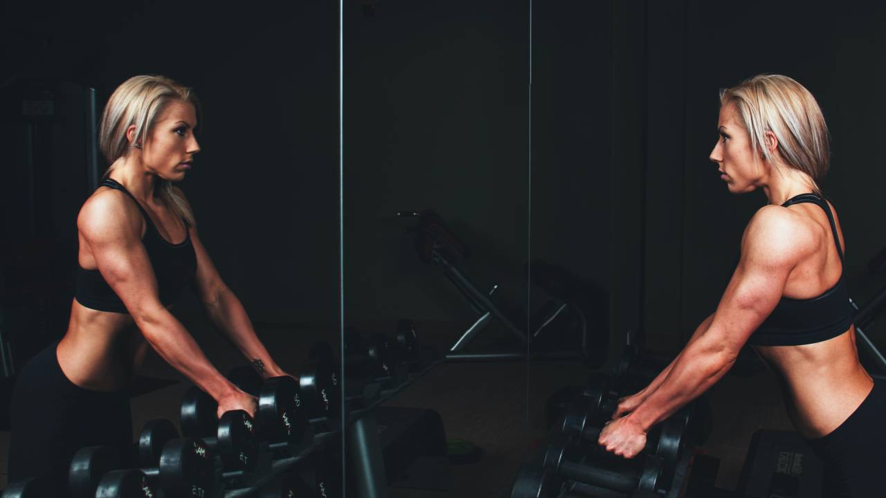 De frente com um mito: será que preciso de musculação para desenvolver força? Quanto mais hipertrofia, melhor?