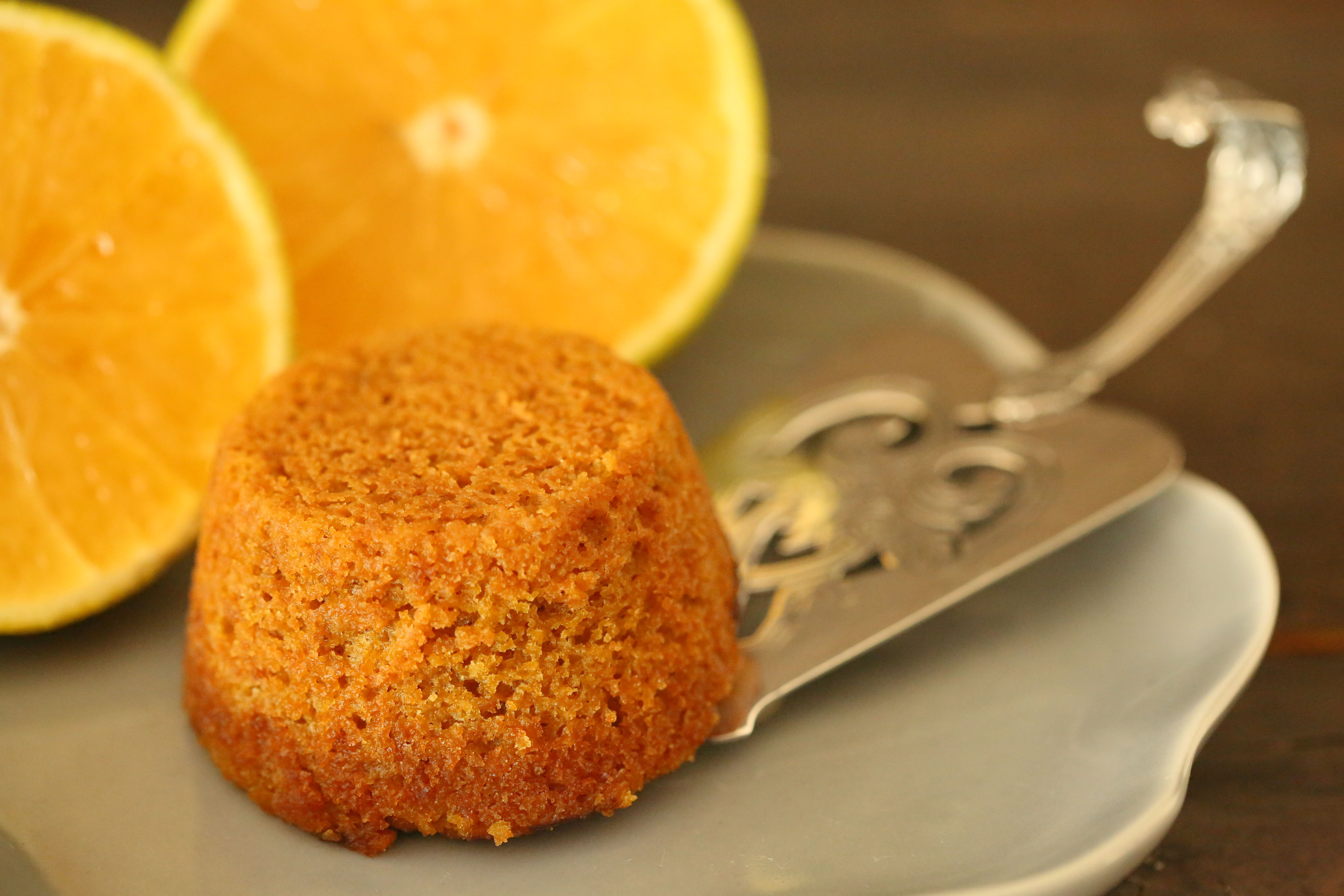 Bolo funcional de laranja: tamb&eacute;m h&aacute; op&ccedil;&otilde;es de sobremesas e sucos no card&aacute;pio