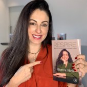 Bianca Vilela segurando seu novo livro "Respire