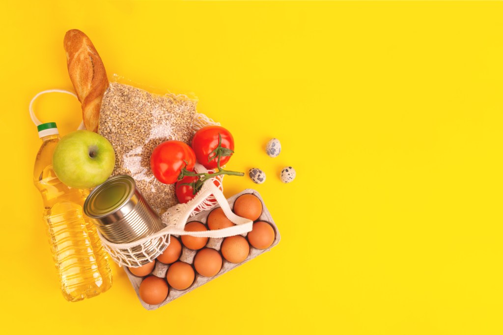 Food packaging on yellow background. alimentos posicionados sobre fundo amarelo