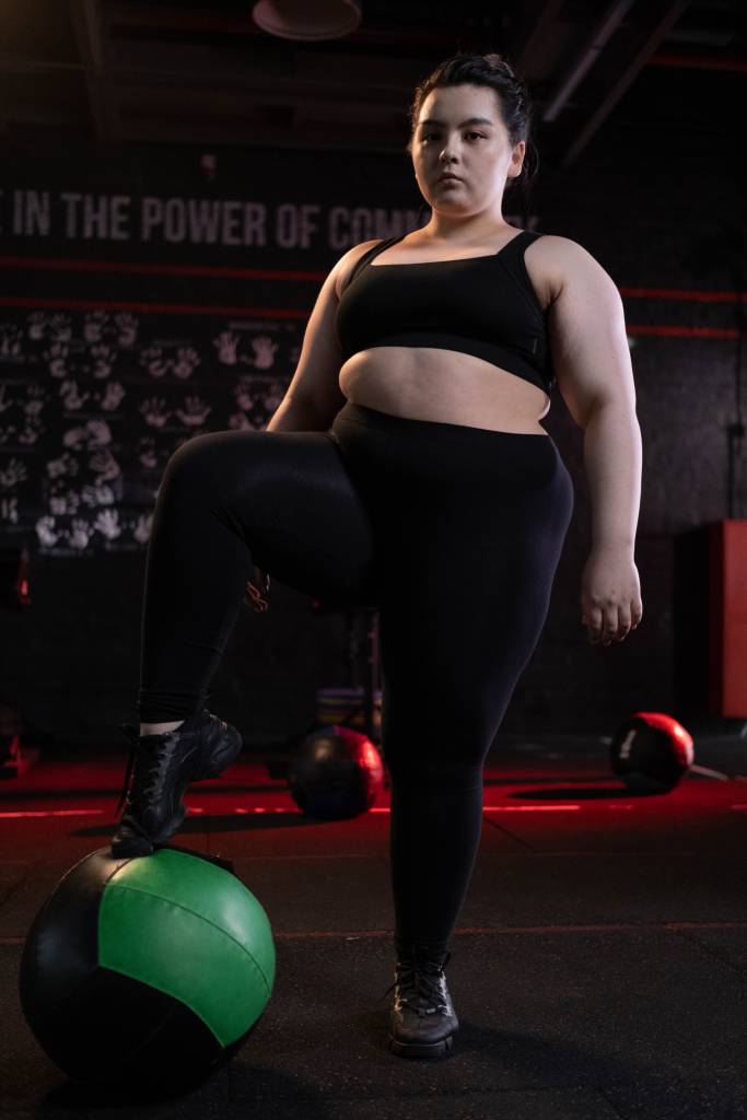 mulher plus size na academia