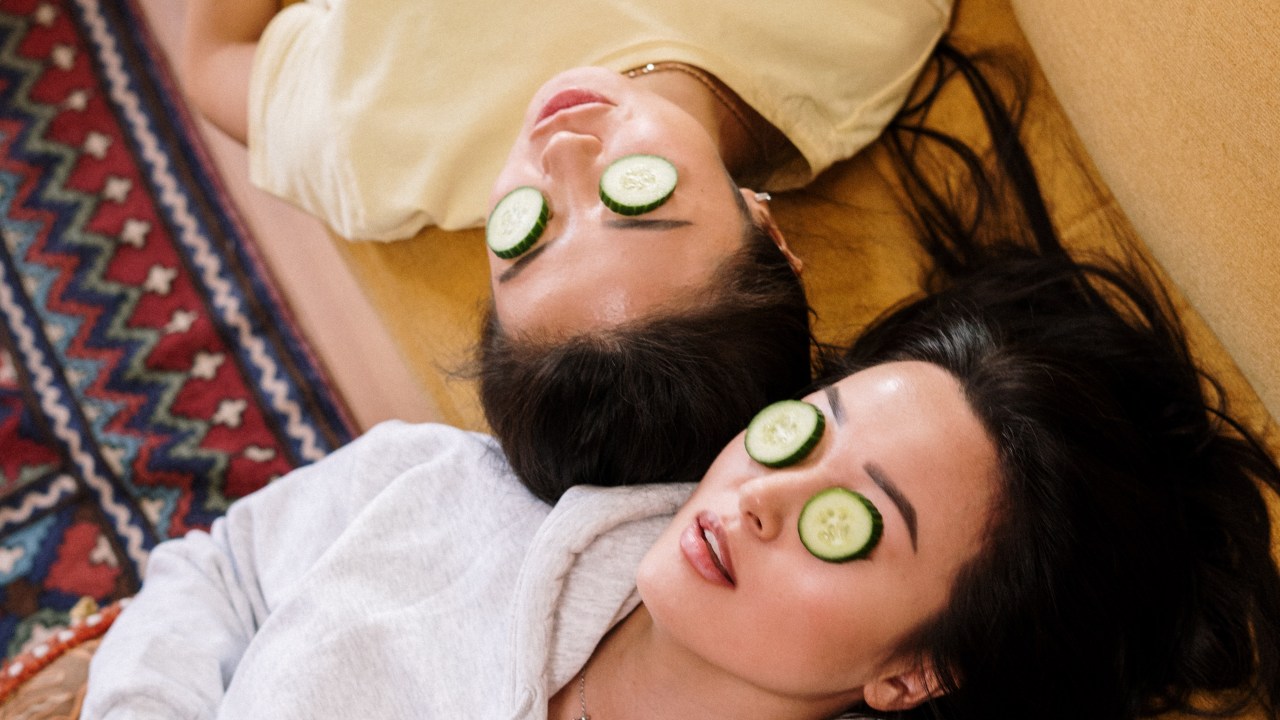 mulheres com pepinos nos olhos