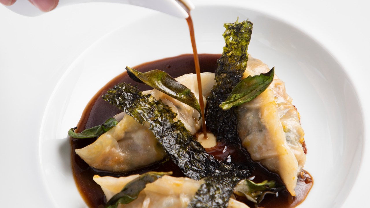 Dumplings de vegetais e algas ao roti de cogumelos: criação do chef Breno Berdu para o menu do Emiliano