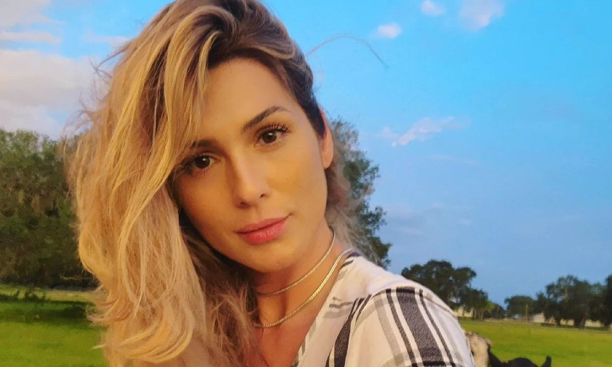Lívia Andrade vestindo camisa xadrez