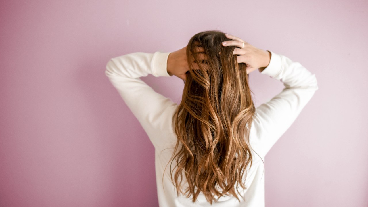mulher mexendo no cabelo