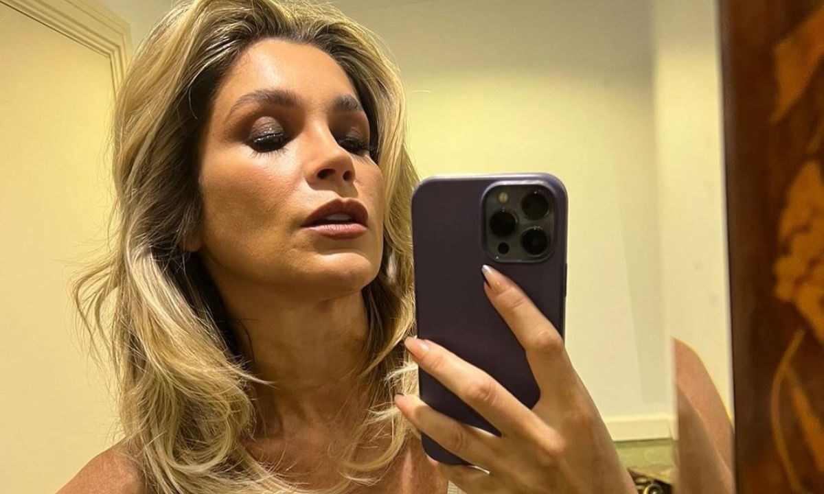 Flávia Alessandra tirando foto no espelho