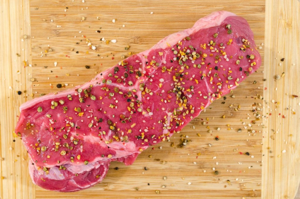 rins-dieta-saúde (2) Carne crua em cima de tábua de madeira