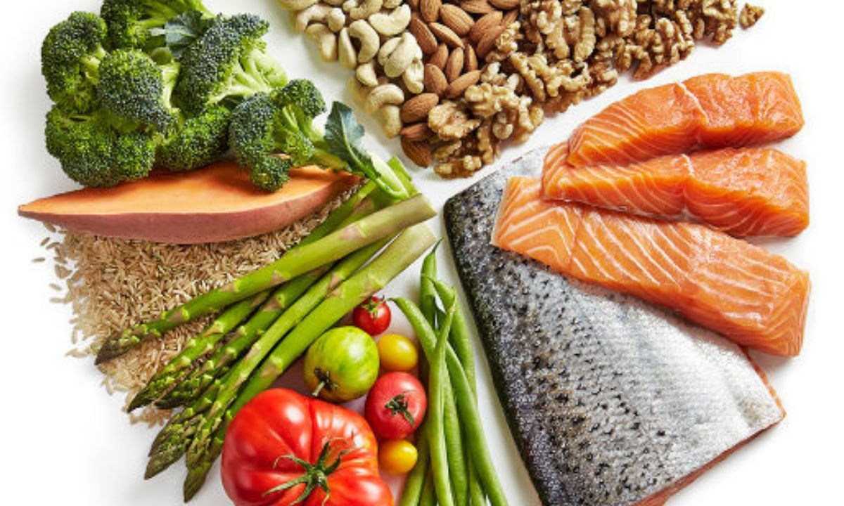 Alimentos como peixes, legumes, castanhas, brócolis