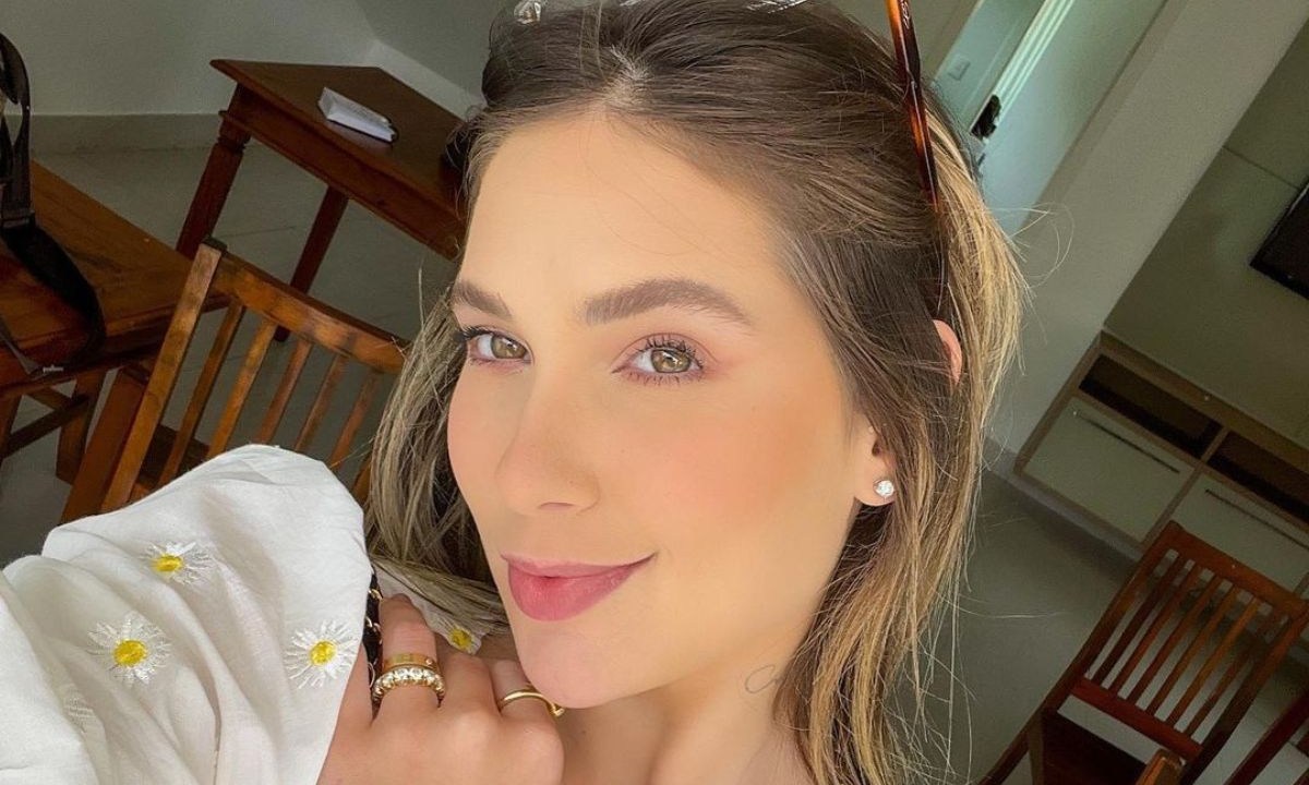 Virginia Fonseca com óculos no cabelo
