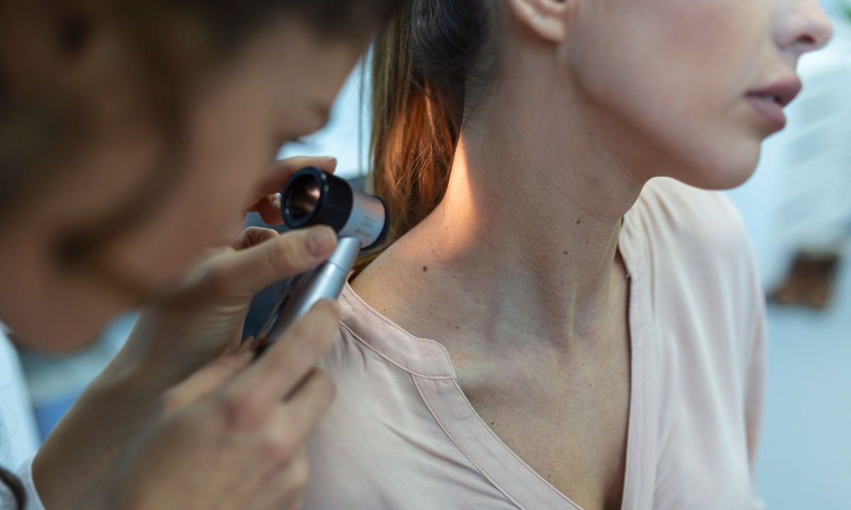 Dermatologista avaliando paciente