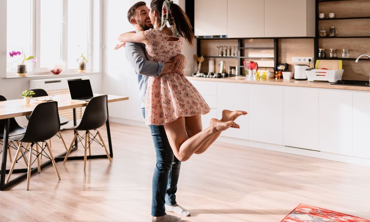 Casal dançando dentro de casa
