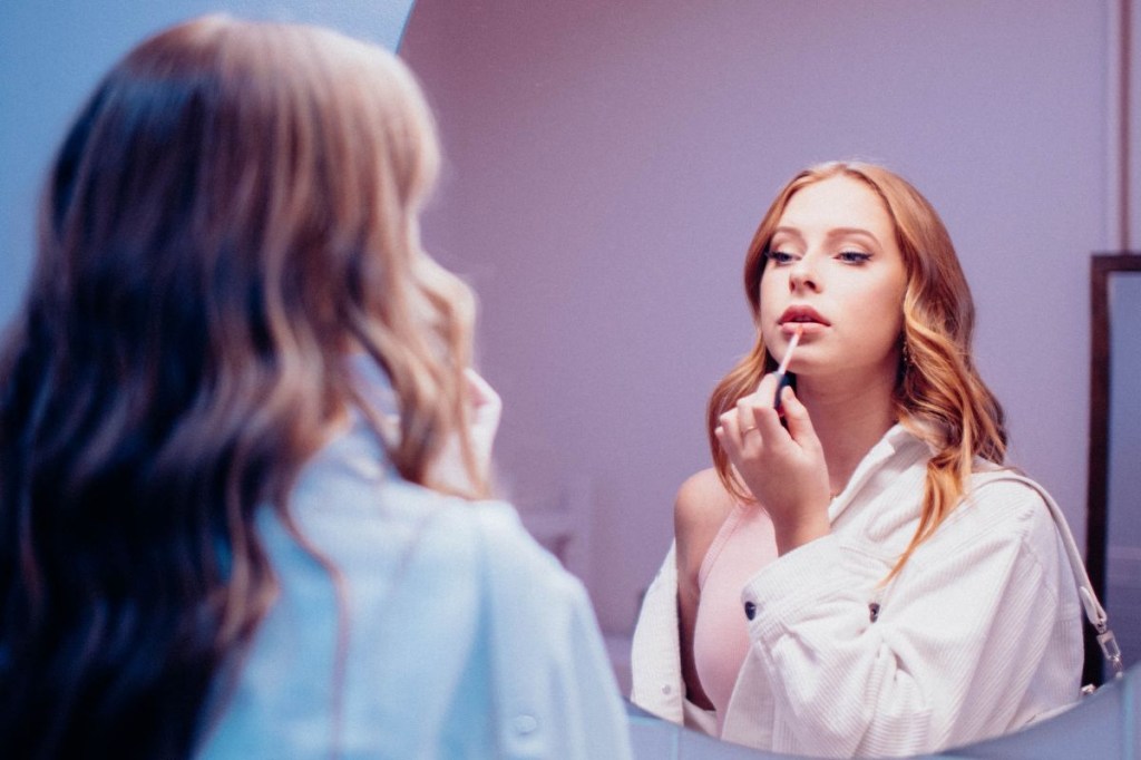 7 glosses que prometem aumentar os lábios