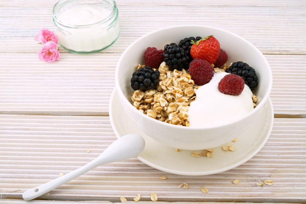 iogurte-cereal-frutas-vermelhas Tijela com iogurte, cereal e frutas vermelhas