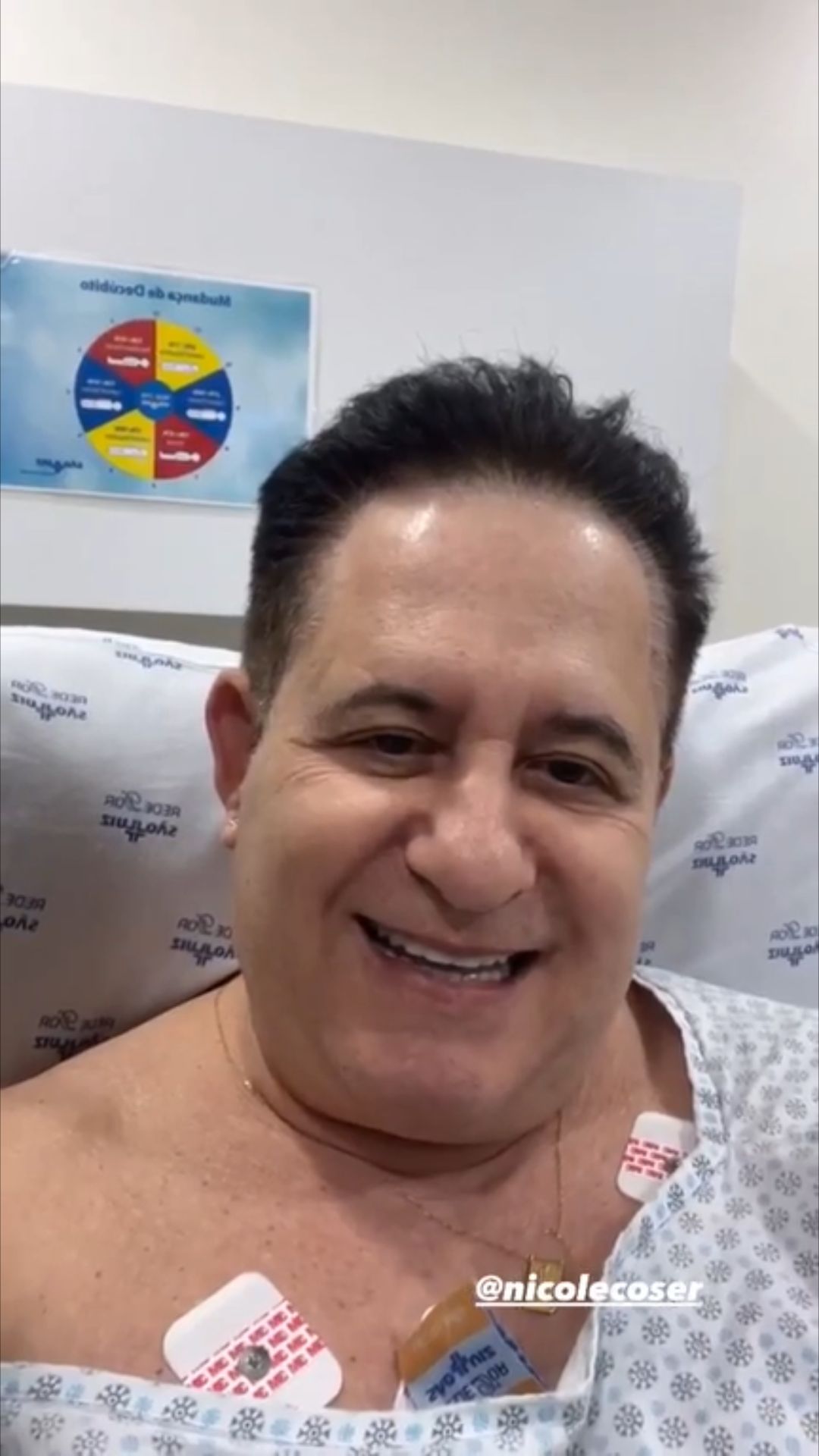 Marrone deitado em uma maca de hospital