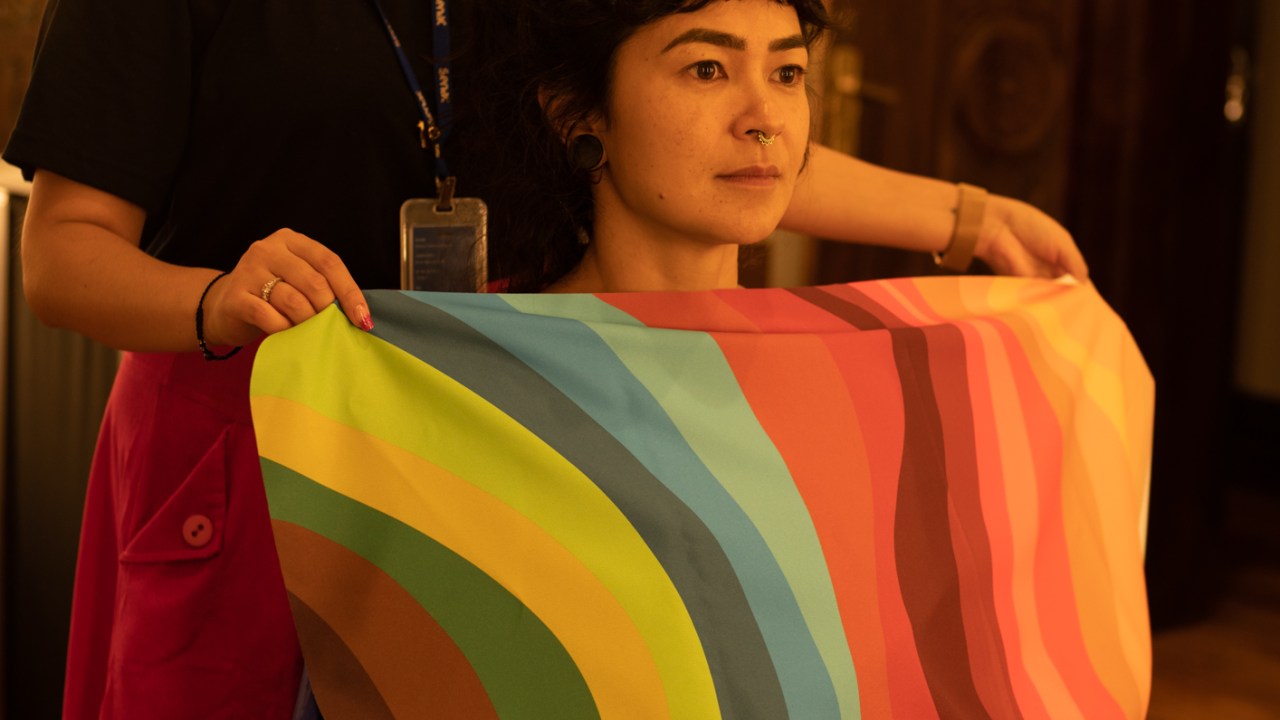 mulher fazendo teste de coloração pessoal