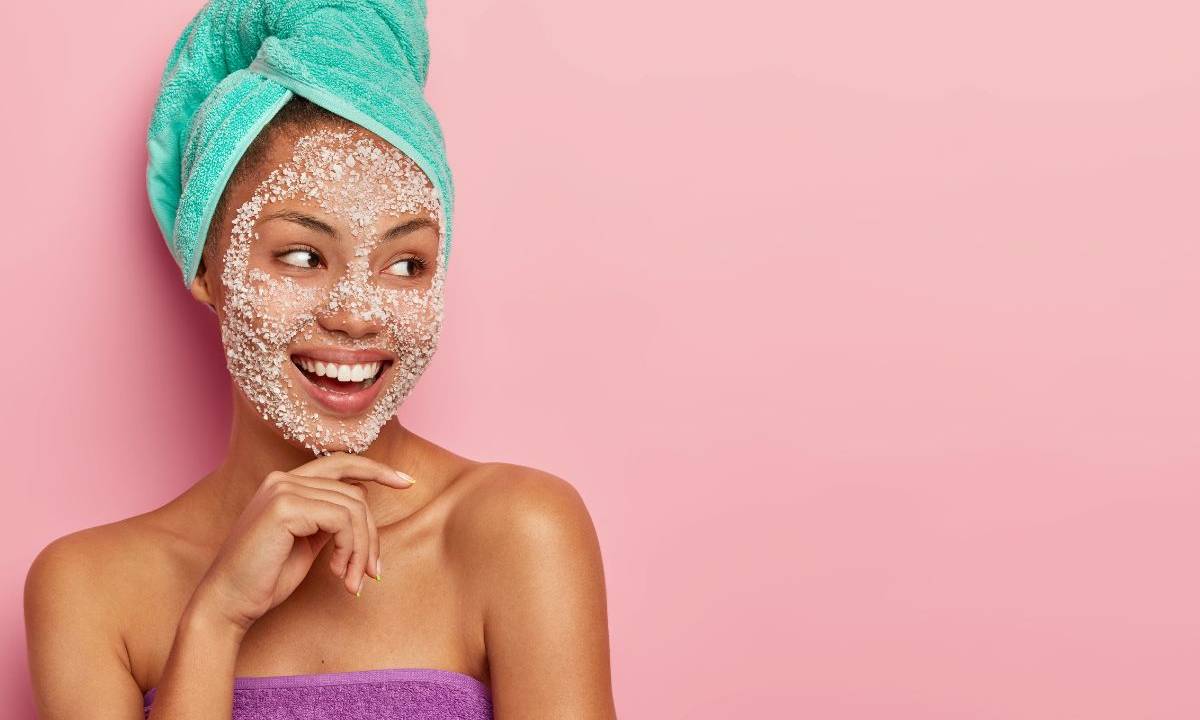 Com qual frequência esfoliar a pele do rosto?