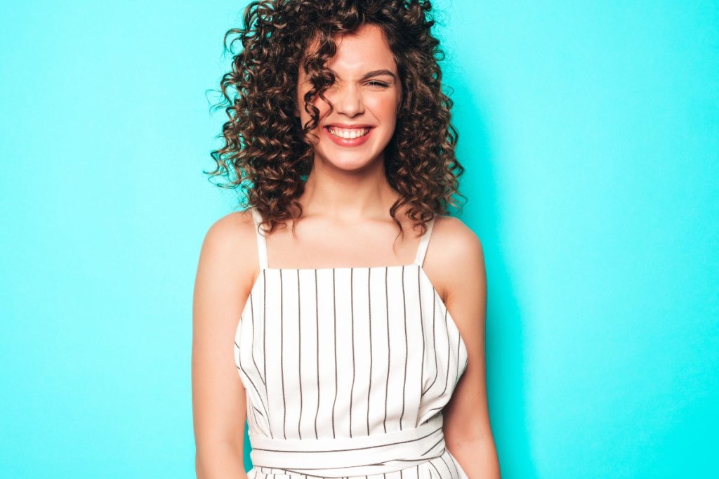 Por que não podemos pentear o cabelo cacheado seco?