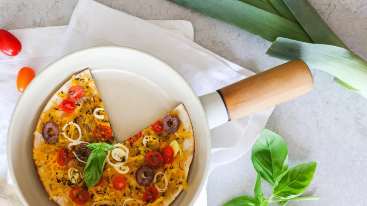 Veja como usar o wrap para fazer a pizza na frigideira
