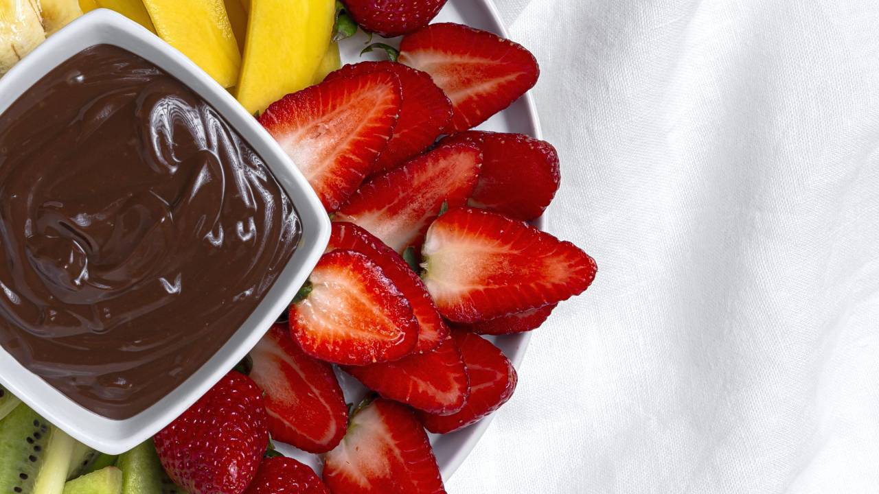 Veja como fazer duas receitas fit com chocolate para comer no frio