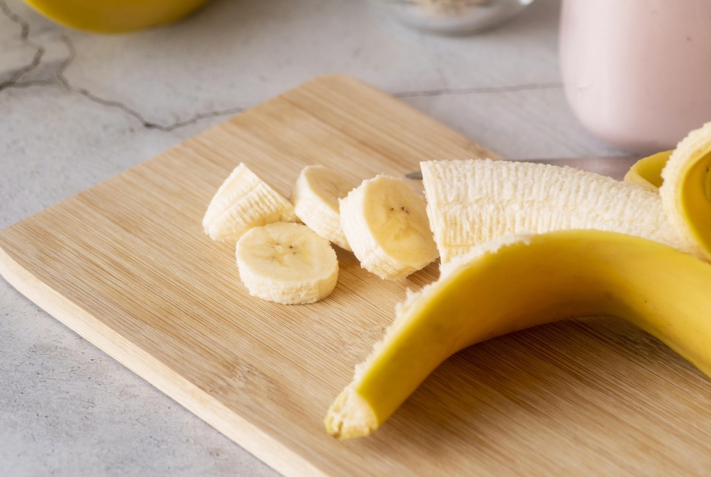 Banana prende o intestino ou ajuda a fazer cocô? Estudo esclarece