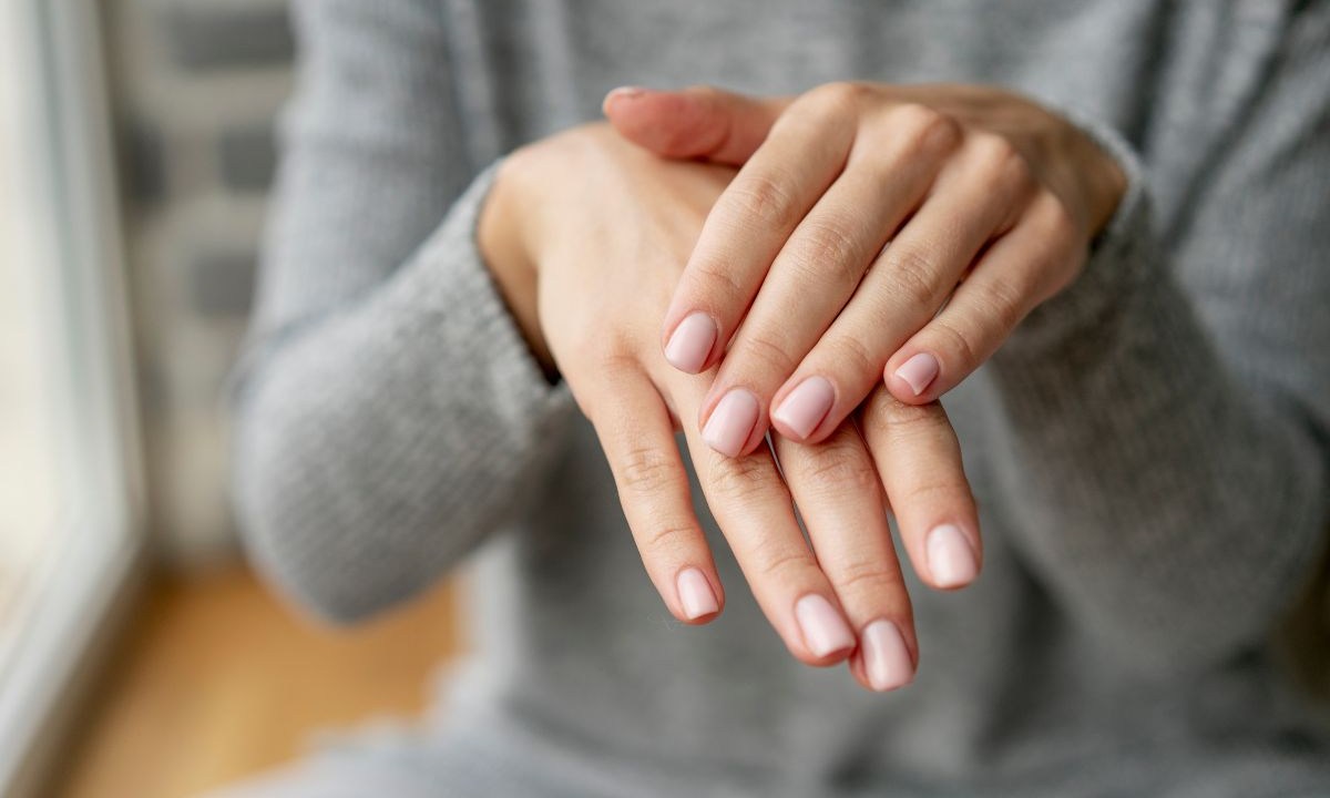 mãos de mulher com unhas pintadas