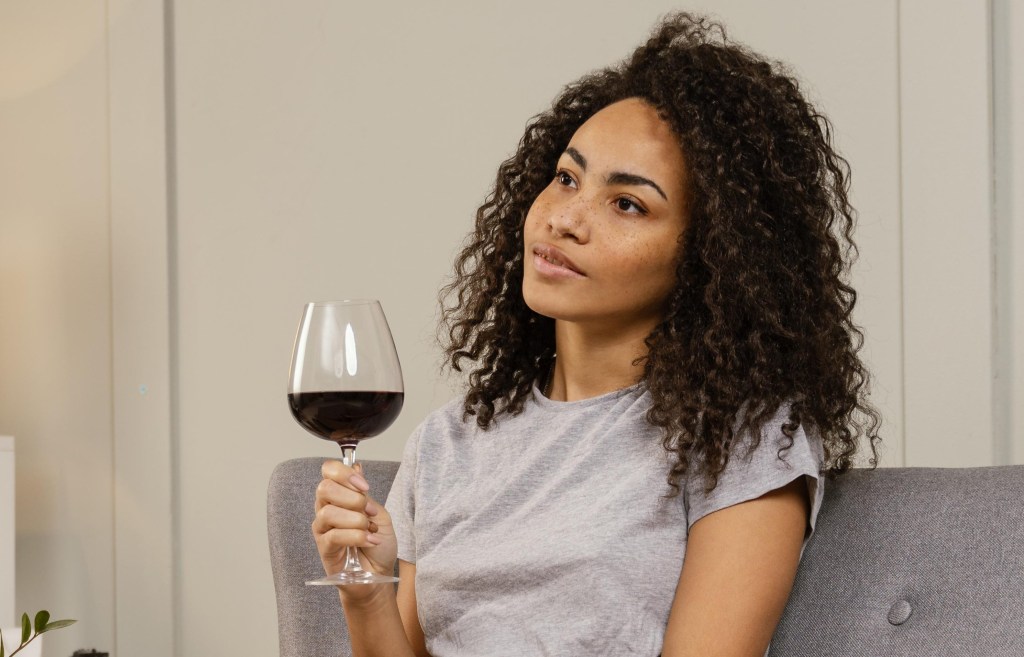 Vinho tinto causa dor de cabeça: novo estudo explica o motivo