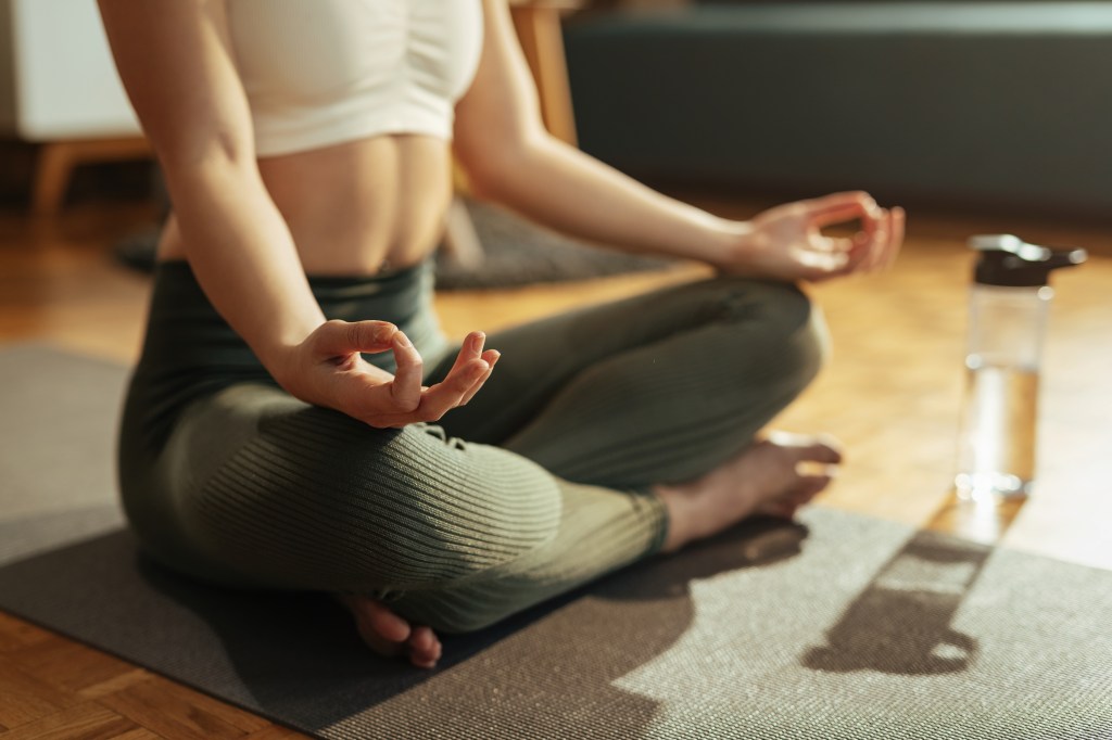 Faça esses exercícios de yoga em 15 minutos para começar o dia bem