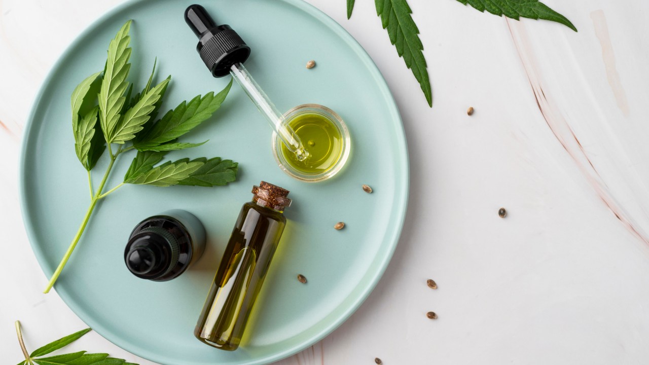 Médica geriatra explica como a cannabis medicinal pode beneficiar a saúde na terceira idade