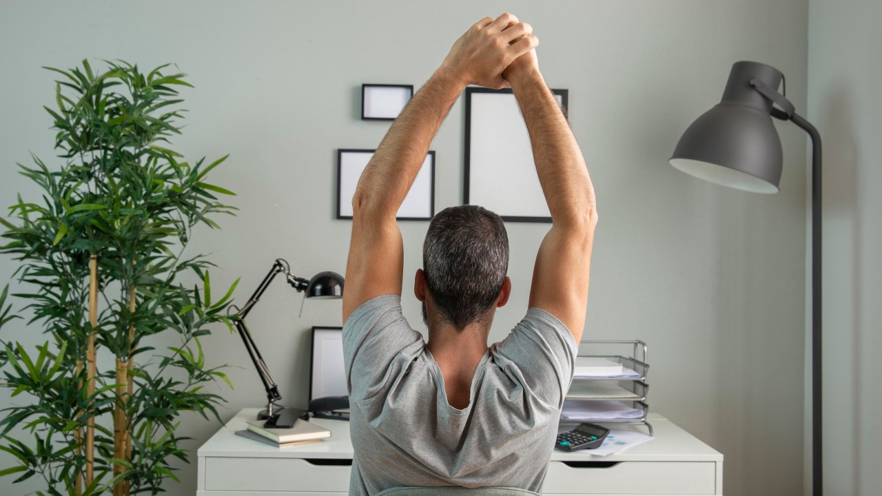 Veja as orientações para fazer um alongamento correto no home office