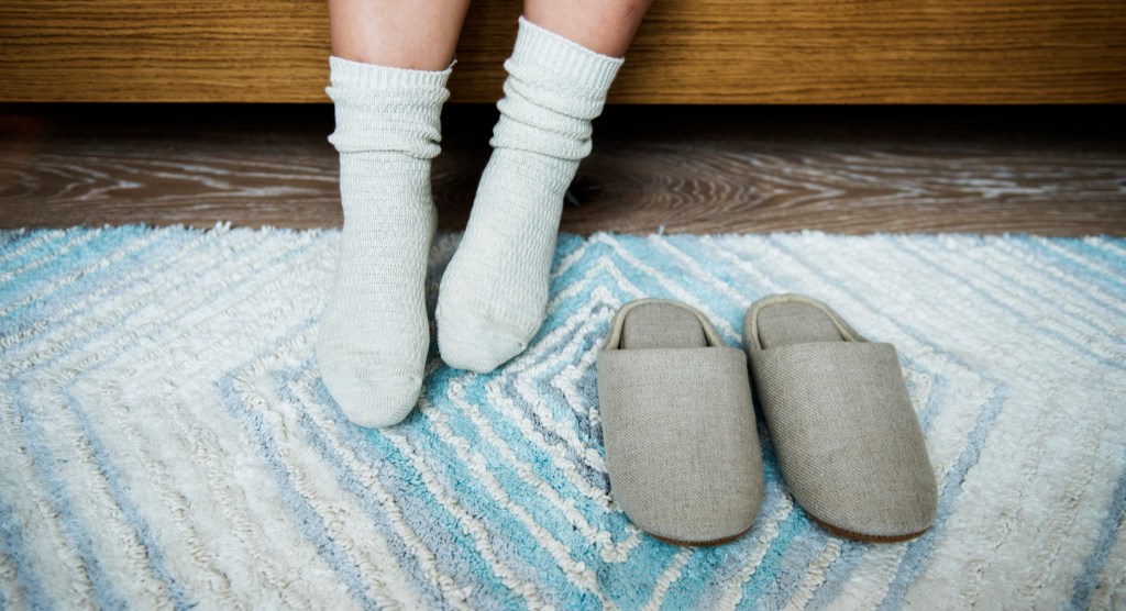 5 pantufas para esquentar os pés no frio