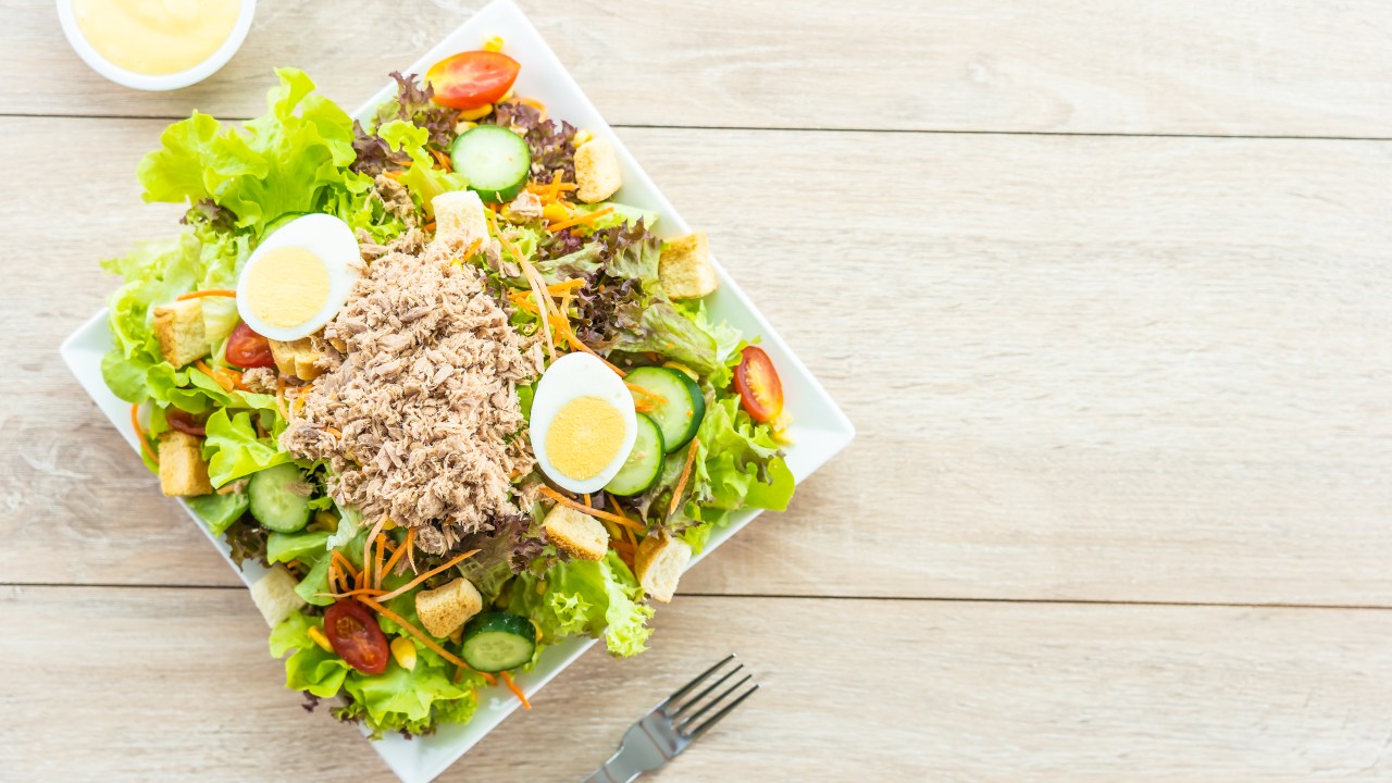 Aprenda a receita de salada de macarrão proteica com atum