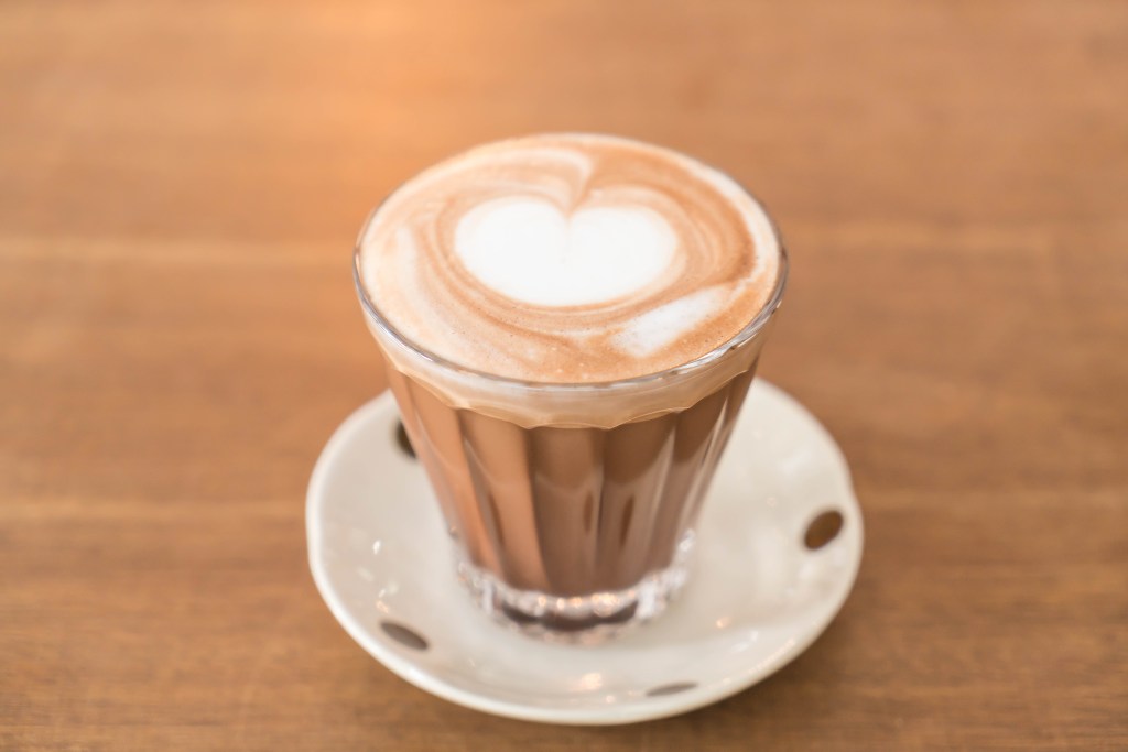 Café com especiarias: 3 receitas com canela, gengibre e açafrão-da-terra