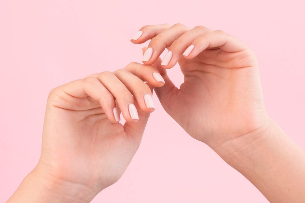 Cuidados com o alongamento de unhas: saiba os principais