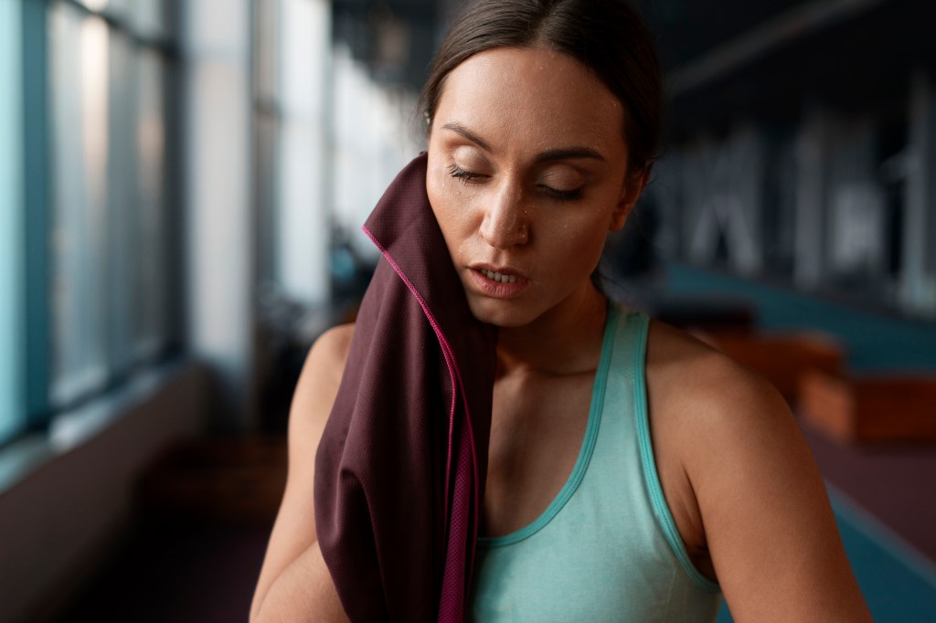 Posso treinar com cólica? E dor de cabeça? Profissionais esclarecem