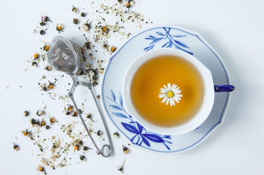 Chá para dor de cabeça: 4 receitas para alívio rápido e natural
