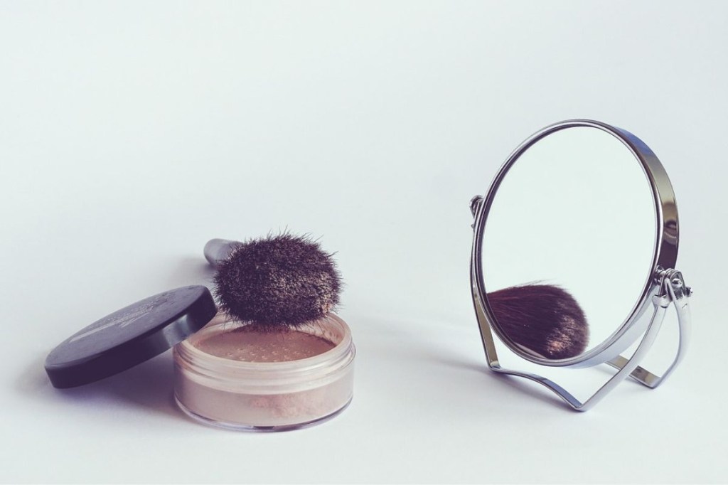 Saiba tudo sobre o pó translúcido e seus benefícios para a make