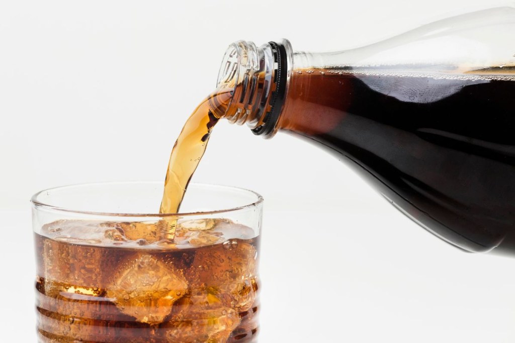 Refrigerante zero açúcar é mais saudável? Profissionais revelam