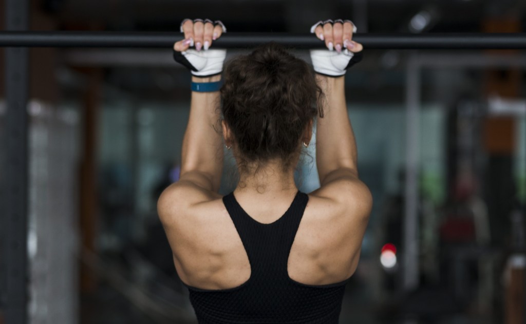 Exercícios alternativos para alcançar seu objetivo na barra fixa com eficácia