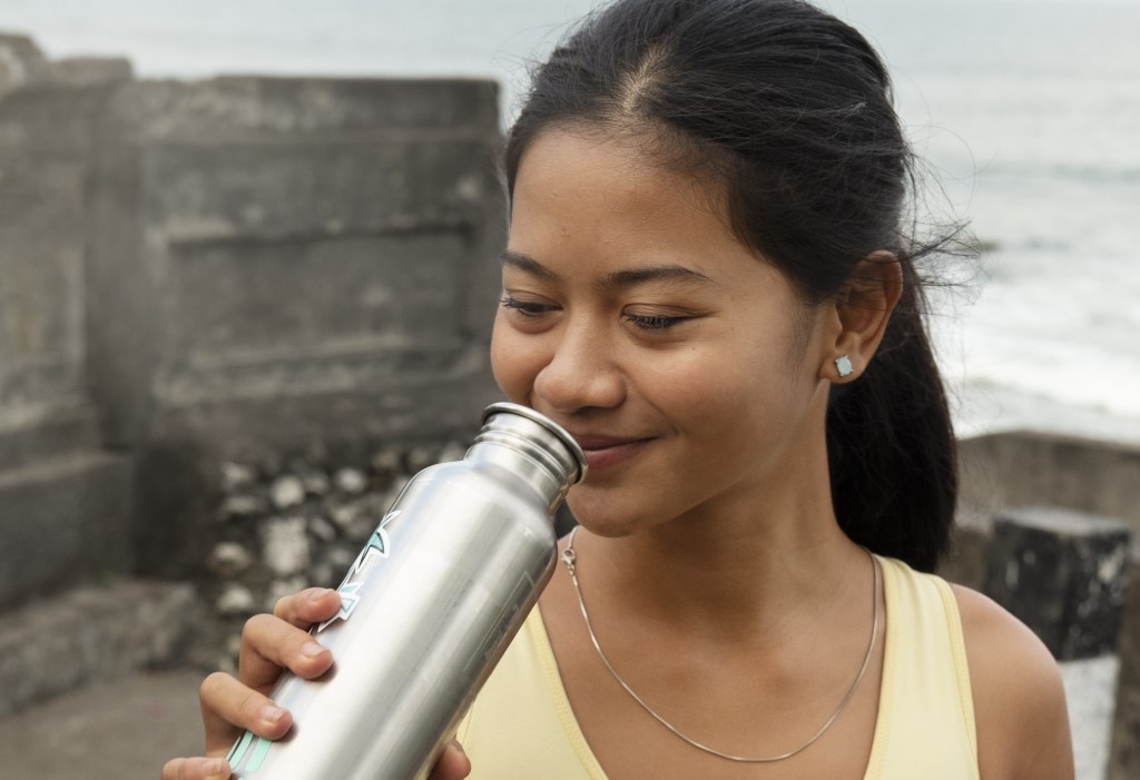 Descubra 8 garrafas térmicas ideais para o calor intenso