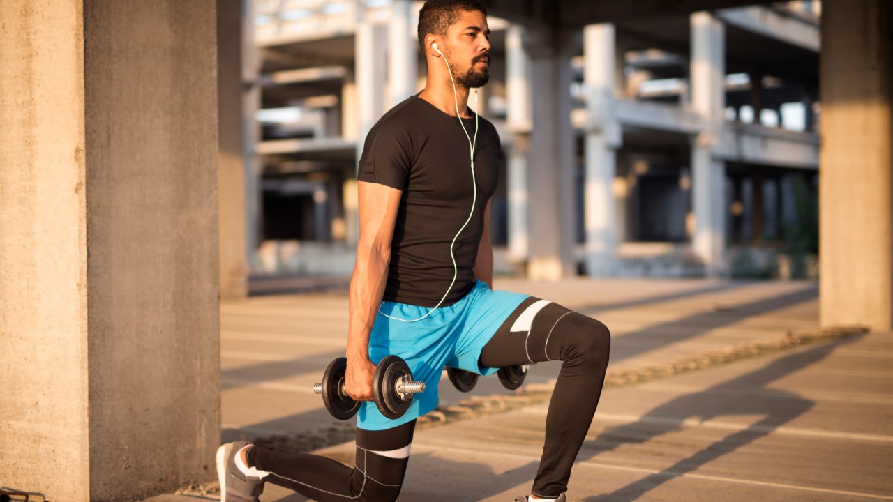 Confira como fazer 5 movimentos de agachamento com peso