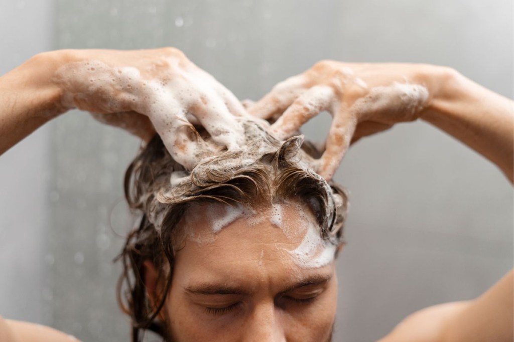 Cabelo sujo pode prejudicar a pele do rosto?